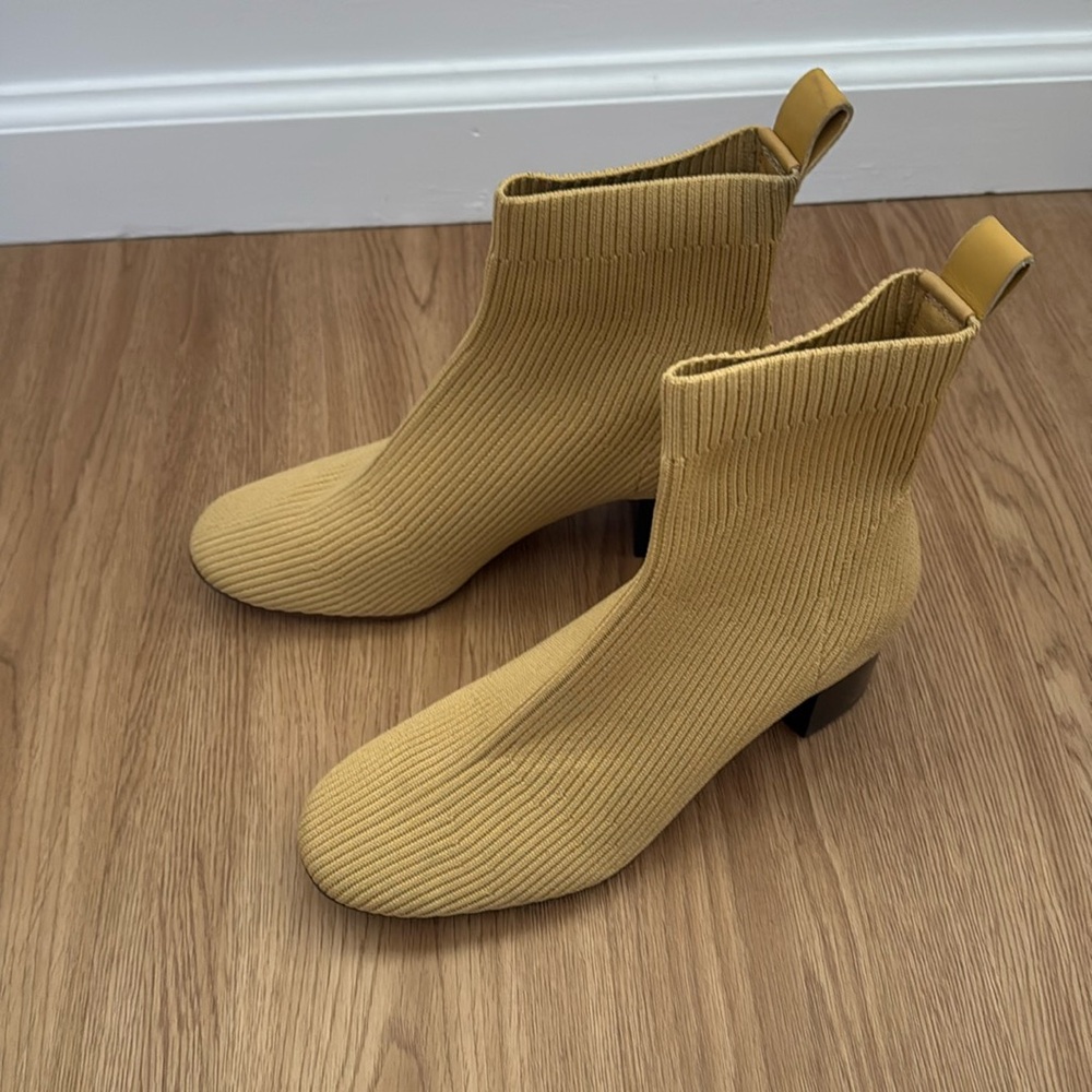 Everlane women’s glove boot. Size 6.5, like NEW! Mustard yellow